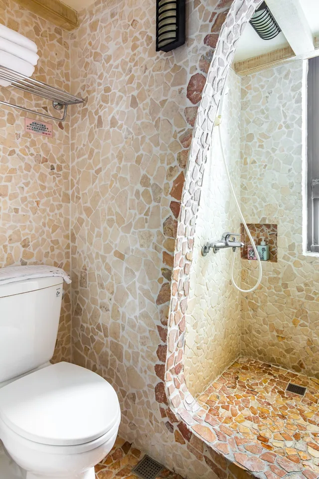 غرفة ثلاثية بسرير كوين وسرير فردي بإطلالة على الجبل بشرفة، Kenting Fairyland & Farm Guest House 9/9