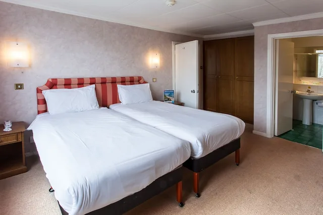 غرفة عائلية بسرير مزدوج وسريرين منفصلين، Heathlands Hotel Bournemouth 2/8