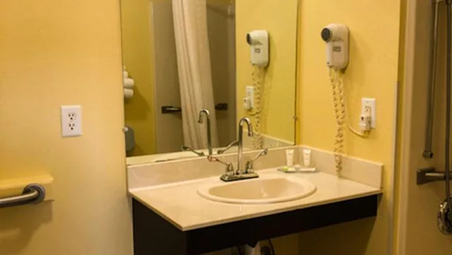 Room, King Bed, Smoking, Accessible, Western Motel 4/9
