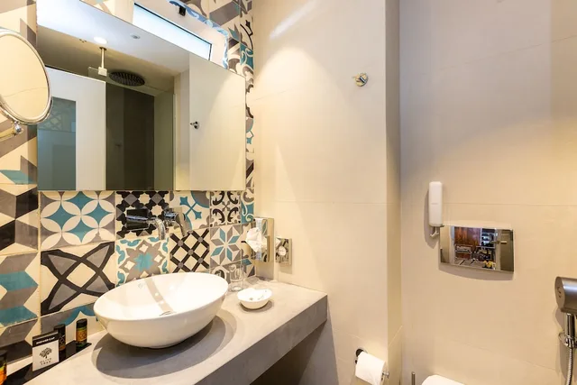 جناح جونيور بحوض جاكوزي، Atrium Ambiance Hotel 6/7