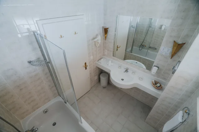 غرفة أساسية بسريرين منفصلين، Hotel Schweizerhof Gourmet Spa 2/2