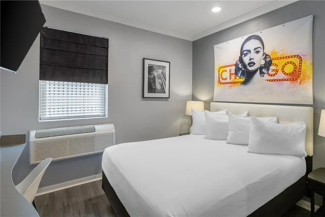 Room, Queen Bed, Hotel Chicago West Loop, SureStay Collection by Best Western 2/4