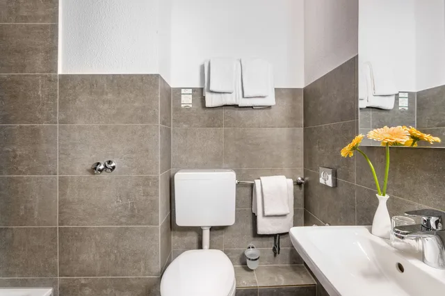Family, 1 Double and 3 Single Beds، Signature Hotel Astoria Hamburg 2/2