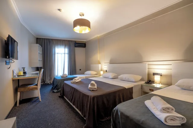 غرفة رباعية بسرير كينج وسريرين منفصلين بشرفة، Hotel Piazza 1/6
