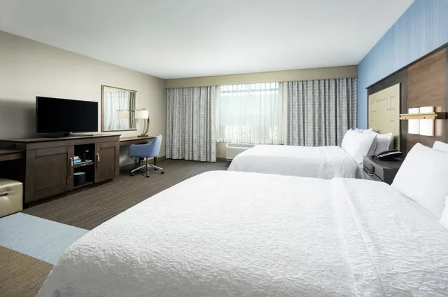 غرفة بسريرين كوين بإطلالة على النهر بشرفة، Hampton Inn & Suites Napa 2/10