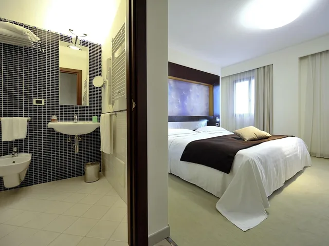 غرفة ثلاثية بسرير مزدوج وسرير فردي، Mercure Olbia Hotel e Spa 6/6