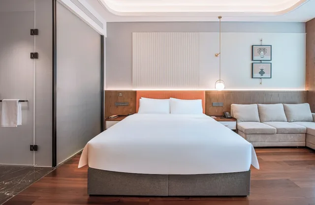Superior, King Bed, Novotel Jinan Airport 2/4