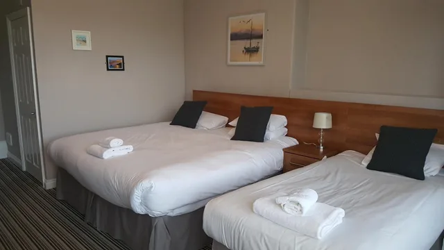 غرفة عائلية، The York Hotel 3/10