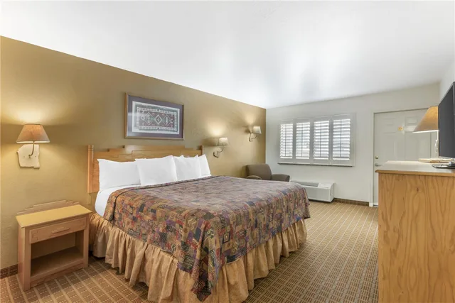 غرفة بسرير كينج بإطلالة على المسبح، Best Western Gold Canyon Inn & Suites 1/2