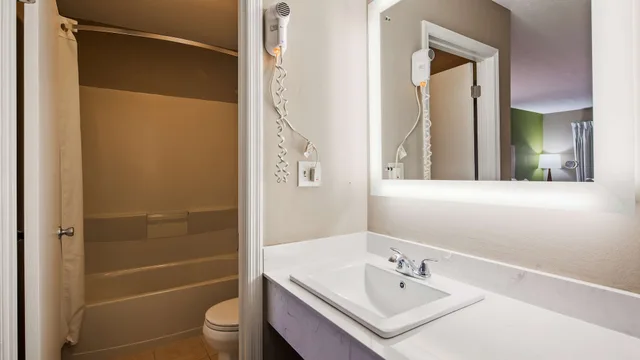 غرفة قياسية بسرير كينج، SureStay Hotel by Best Western Helen Downtown 8/10