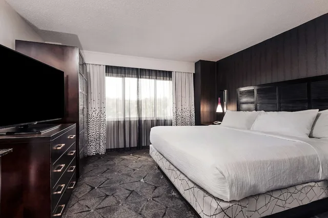 جناح بسرير كينج، Embassy Suites by Hilton Raleigh Crabtree 1/2
