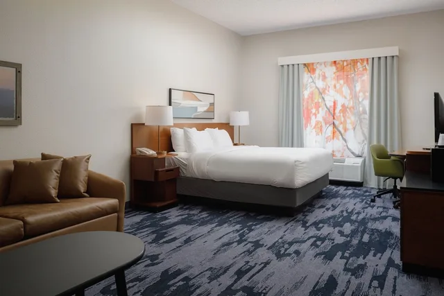 غرفة بسرير كينج مع أريكة، Fairfield Inn & Suites Memphis Southaven 1/3