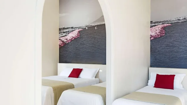 غرفة ثلاثية بسرير كوين وسرير فردي، B&B Hotel Napoli 8/10