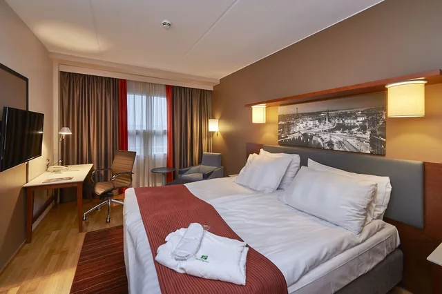 غرفة قياسية بسرير كينج في الطابق العلوي، Holiday Inn Tampere Central Station 1/2