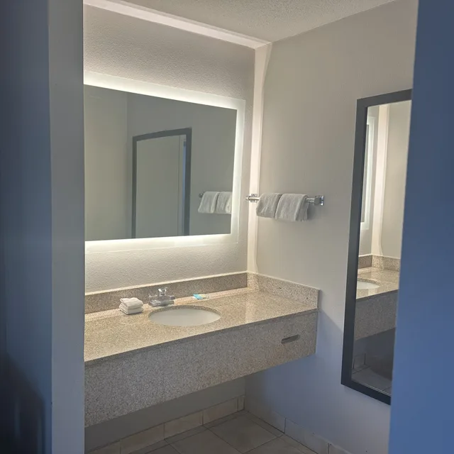 Superior, King Bed, Jetted Tub, Red Roof Inn Media 6/6