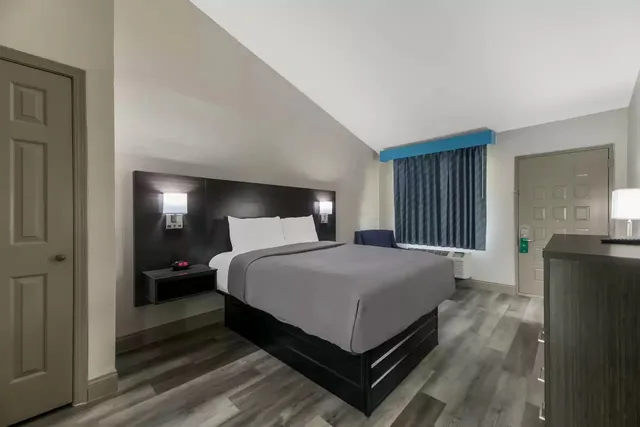 غرفة بسرير كوين للمدخنين لذوي الإعاقة، Quality Inn & Suites Altamonte Springs Orlando-North 3/5