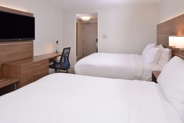 غرفة قياسية بسريرين كوين، Holiday Inn Express Palm Desert 2/6