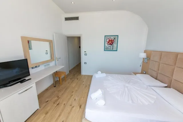 2 Bedrooms, Family, Queen and Twin Beds, Sea View, Balcony, Hotel Saranda Palace 2/10