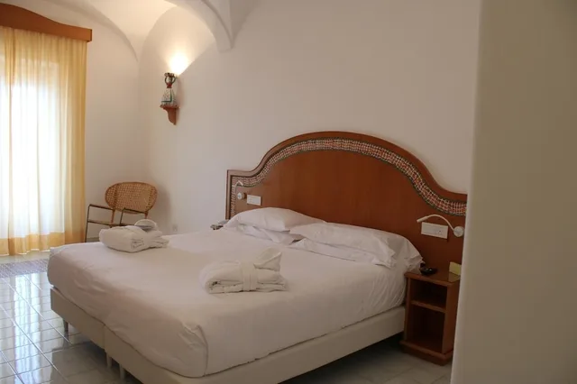 غرفة كلاسيكية بسريرين منفصلين بإطلالة على البحر بشرفة، Hotel Tramonto d'Oro 2/7