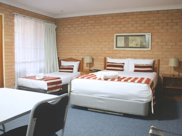 غرفة عائلية بسرير كوين وسريرين فرديين، AALANA MOTOR INN 2/7