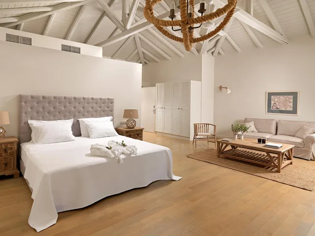 غرفة بسرير كينج مع أريكة بمسبح خاص، Camvillia Resort & Spa 1/1