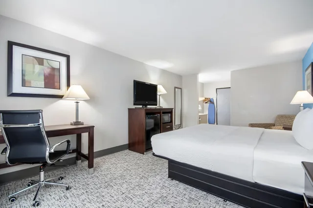 غرفة بسرير كينج، Baymont By Wyndham Marinette 4/6