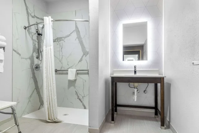جناح بسرير كينج لذوي الإعاقة، Comfort Suites Mount Vernon 7/8