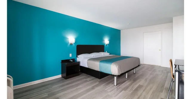 غرفة بسرير كينج للمدخنين، Motel6 Metropolis, IL 1/6