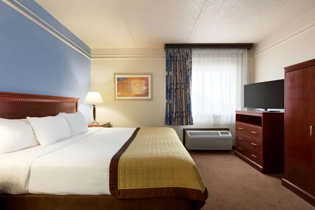 غرفة بسرير كينج يُسمح فيها بالحيوانات الأليفة لذوي الإعاقة، Ramada by Wyndham Fargo 1/6