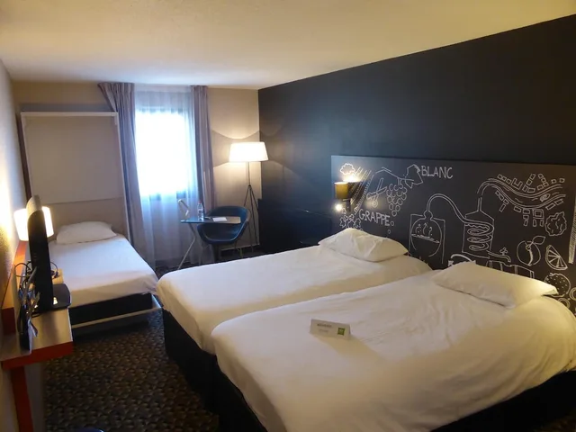 غرفة ثلاثية بسرير مزدوج وسرير فردي، Ibis Styles Cognac 1/1