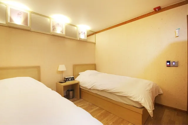 غرفة بفراش فوتون وسريرين منفصلين مع سرير إضافي، Jeonju Tourist Hotel 2/3