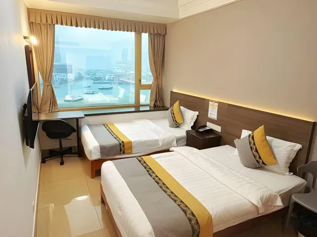 غرفة بسريرين منفصلين بإطلالة على البحر، Grand Harbour Hotel 1/3