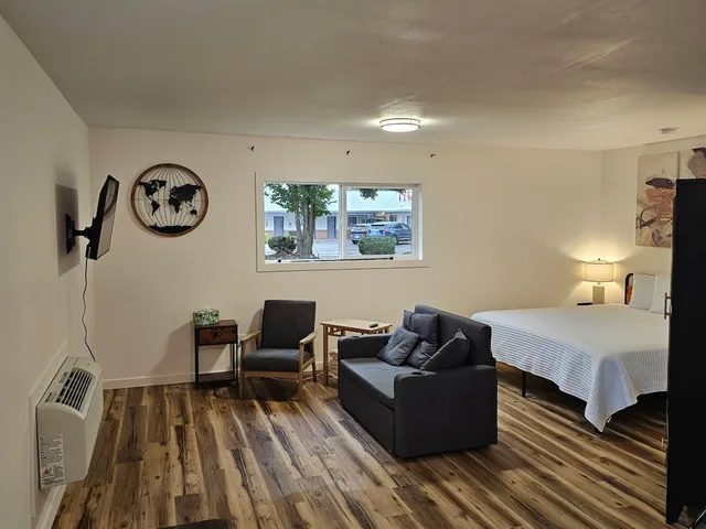 جناح استوديو بسرير كينج مع أريكة، Sprague Motel and RV Park 1/1