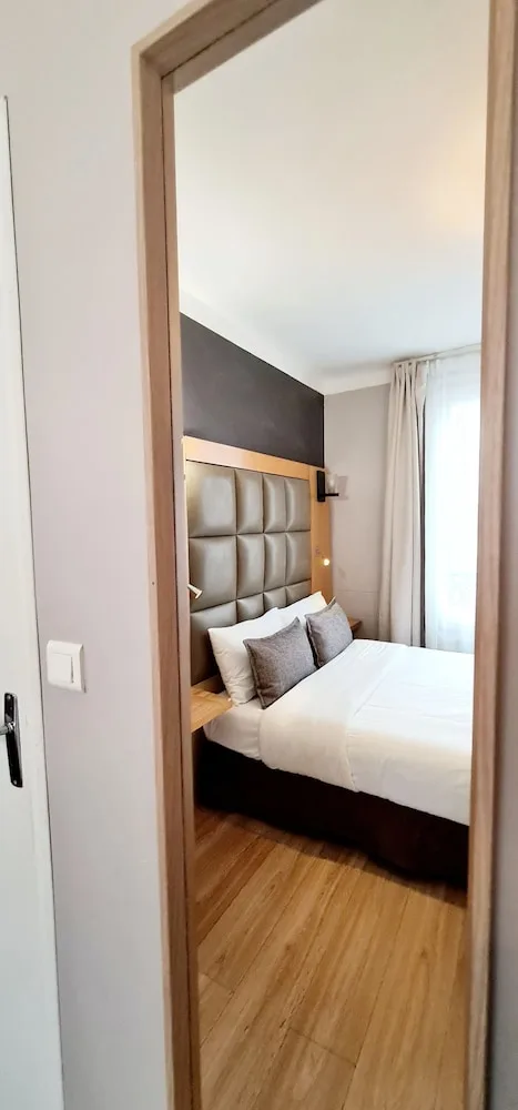 غرفة ثلاثية بسرير مزدوج وسرير فردي، Hotel De France. 6/10