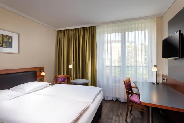 Standard, King Bed, Seminaris Seehotel Potsdam 2/7
