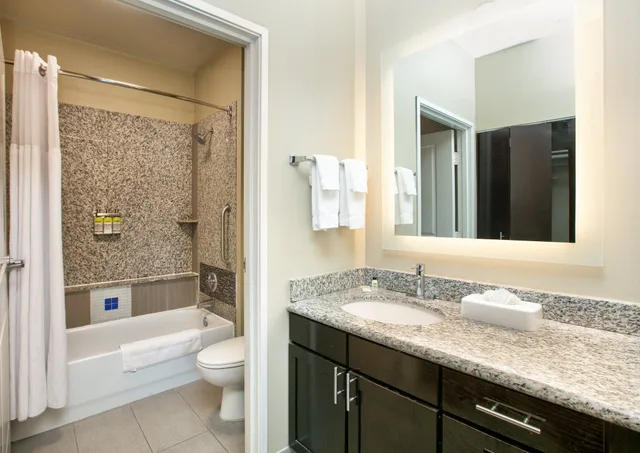 جناح بسرير كينج وسريرين كوين بغرفتي نوم بمطبخ، Staybridge Suites Plano - Richardson Area 7/8