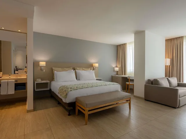 غرفة ديلوكس بسرير كوين مع أريكة، Mercure Santa Marta Emile 10/10