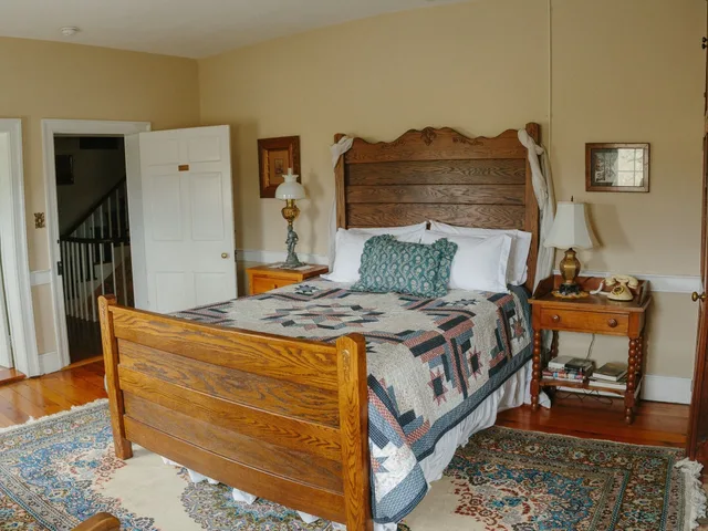 Charlie, Standard, Queen Bed، Cave Hill Farm Bed and Breakfast 2/3