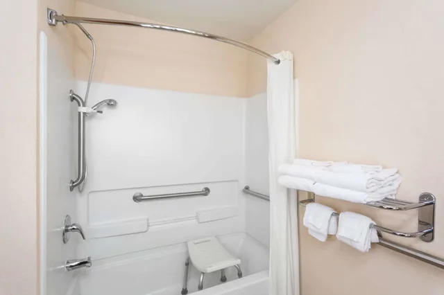 غرفة بسريرين كوين لذوي الإعاقة، Microtel Inn & Suites by Wyndham Houma 4/6