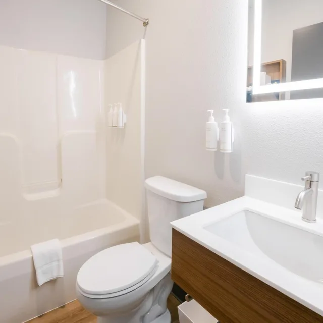 غرفة بسرير كينج وسريرين كوين بحوض استحمام لذوي الإعاقة، Microtel Inn & Suites by Wyndham Wellsville 4/5