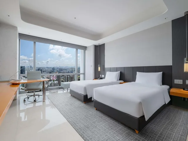 غرفة فاخرة بسريرين منفصلين بإطلالة على المدينة، Sofitel Haikou Hotel 1/8