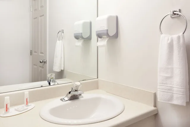 Standard, King Bed, Super 8 by Wyndham Valemount 3/4