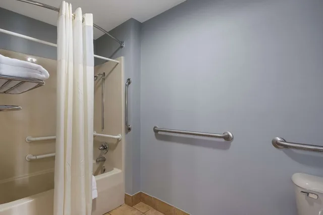 غرفة بسرير كينج لذوي الإعاقة، Quality Inn & Suites Oklahoma City North 3/3