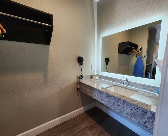 غرفة بسرير كينج، Days Inn & Suites By Wyndham La Porte 6/6