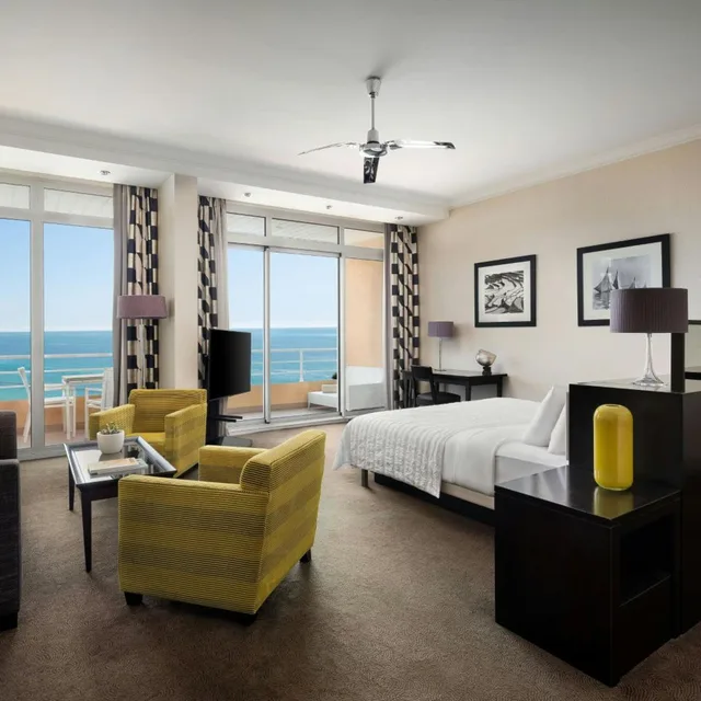 جناح جونيور بسرير كينج بإطلالة على البحر بشرفة في طابق مرتفع، Le Meridien Beach Plaza 2/7