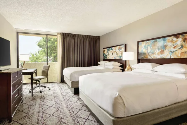 غرفة بسريرين مزدوجين بحوض استحمام لذوي الإعاقة، Doubletree By Hilton Atlanta Northlake 1/5