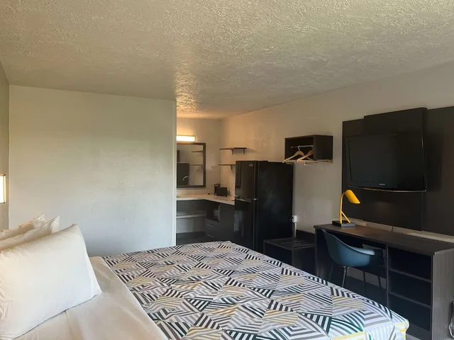 غرفة ديلوكس بسرير كينج، Studio6 Lake Jackson, TX 4/6