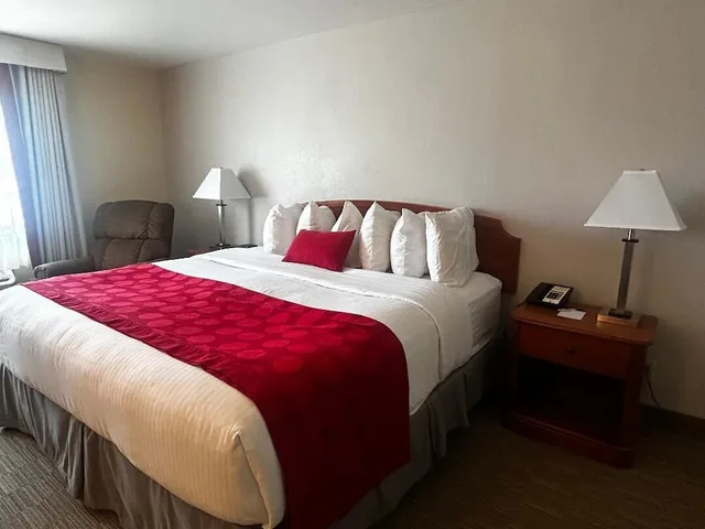 Deluxe, King Bed, Smoking, Ramada By Wyndham Ely 2/2