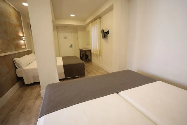 غرفة رباعية بسريرين منفصلين وسرير بطابقين، YIT Casablanca 1/4