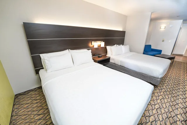 غرفة قياسية بسريرين كوين مع أريكة لذوي الإعاقة، Holiday Inn Express Hotel And Suites Springfield Medical District 2/10